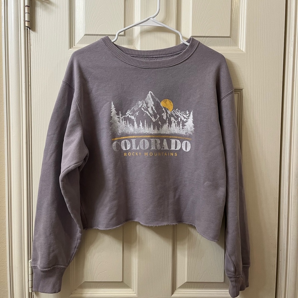 HOLLISTER COLORADO ROCKY MOUNTAINS CROPPED SWEATSHIRT